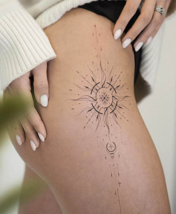 Intricato tatuaggio del sole sull'anca di @tattoosdelicados
