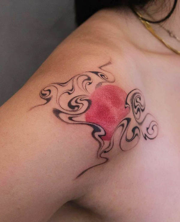 Nuvole e sole tatuaggio spalla da @dys.aura