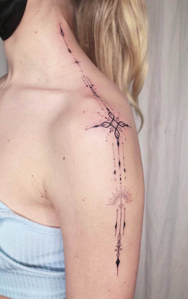 Tatuaggio ornamentale del collo e del braccio di @takeiteasyluv
