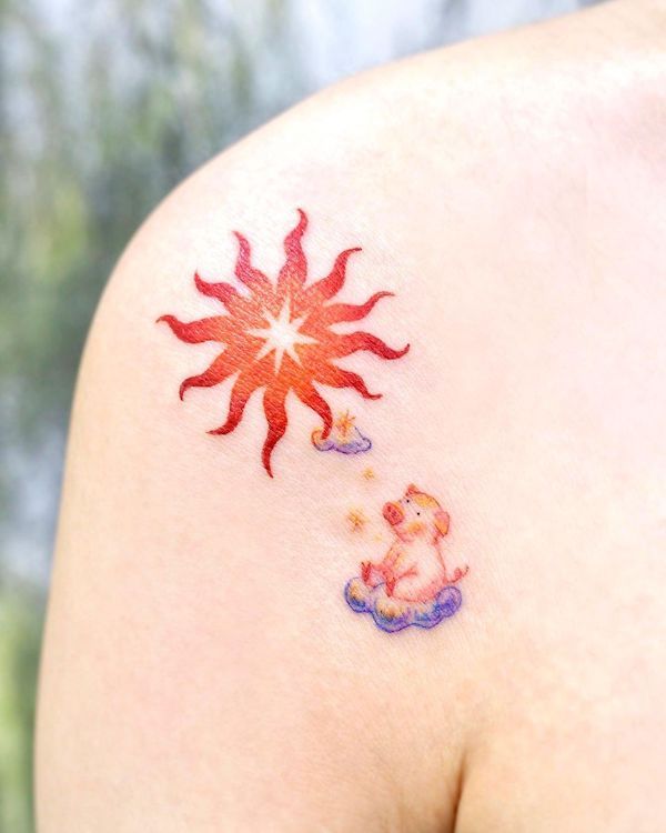 Tatuaggio sulla spalla di sole e maialino di @second.pin_