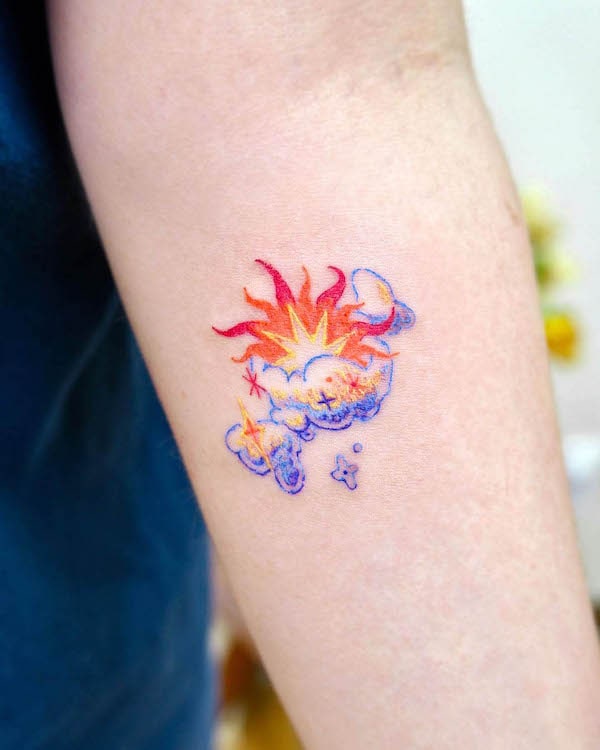 Tatuaggio con fiamme e sole di @second.pin