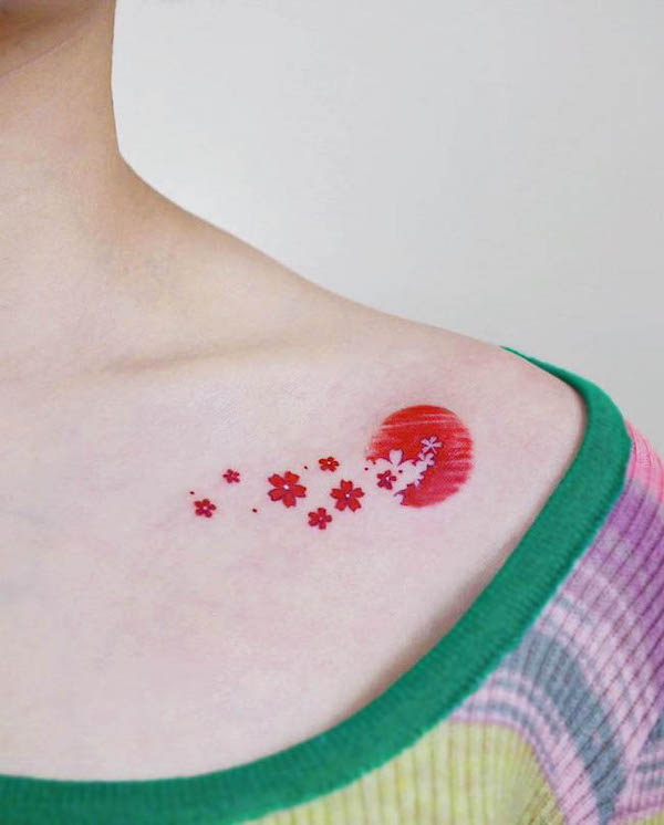 Tatuaggio con fiori e sole sulla clavicola di @edgy_aung