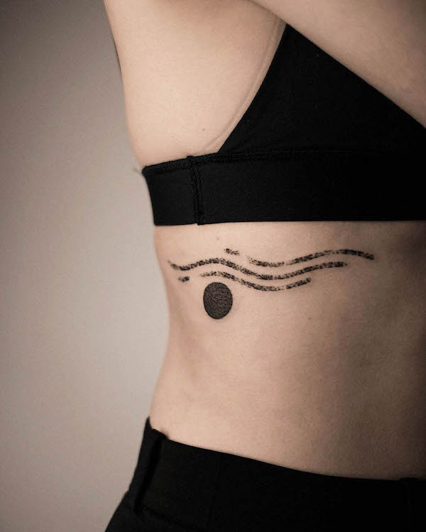 Tatuaggio astratto sole costola di @soniawa