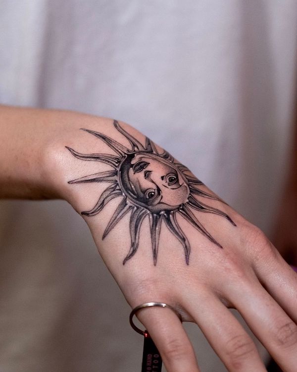 Tatuaggio a mano con sole vintage di @gemil_grim