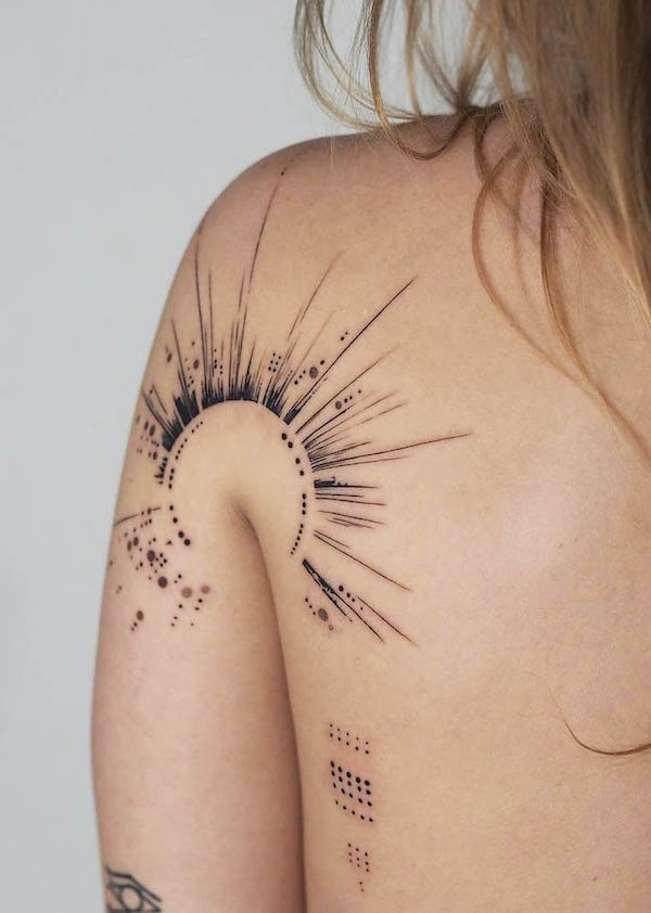Tatuaggio solare nero a linee sottili di @blocktat