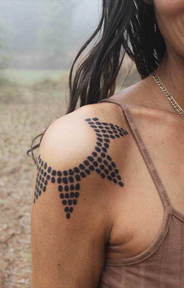 Tatuaggio tribale del sole sulla spalla di @corrieforeman