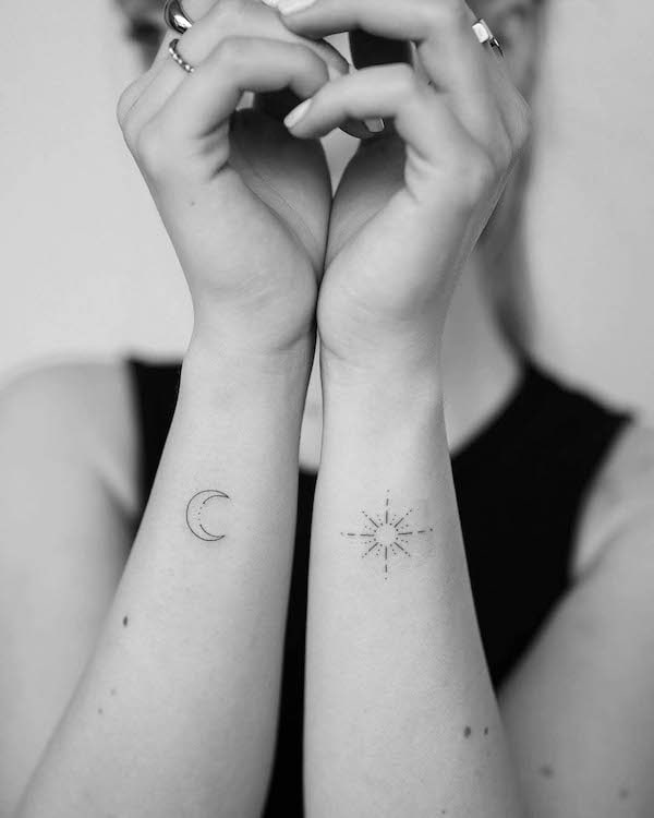 Tatuaggi da polso abbinati di sole e luna di @juliapolczantattoo