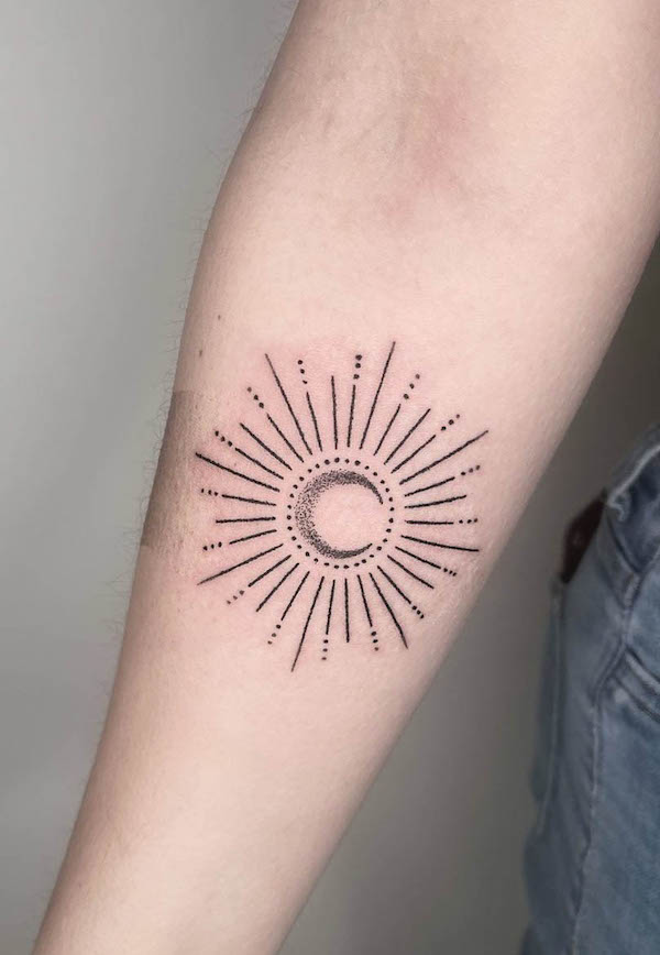Tatuaggio con sole e luna radianti di @marketa.handpoke