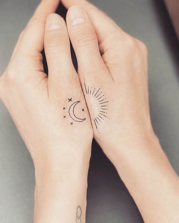 Tatuaggi semplici di sole e luna sulle mani di @valleyrootsstudio