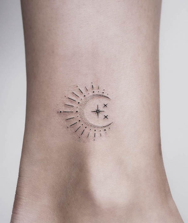 Delicato tatuaggio alla caviglia con sole e luna di @annarehtattoo