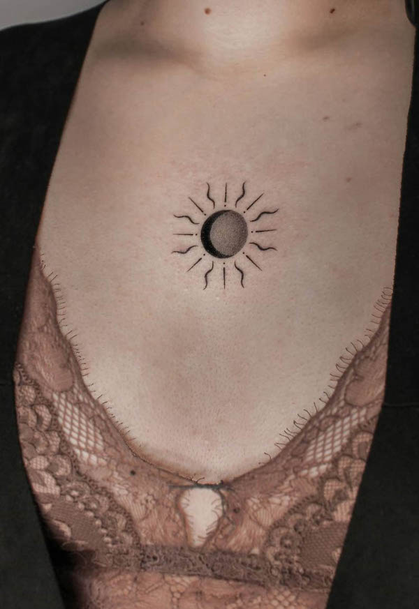 Tatuaggio del petto con sole e luna di @melty.pokes