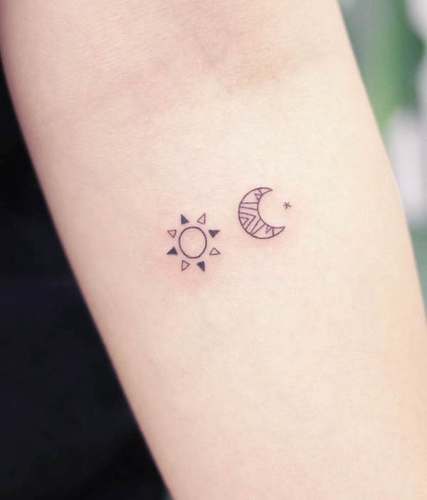 Piccolo tatuaggio con sole e luna di @wittybutton_tattoo
