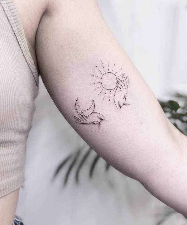 Simpatico tatuaggio del sole e della luna sul bicipite di @nothingsrs