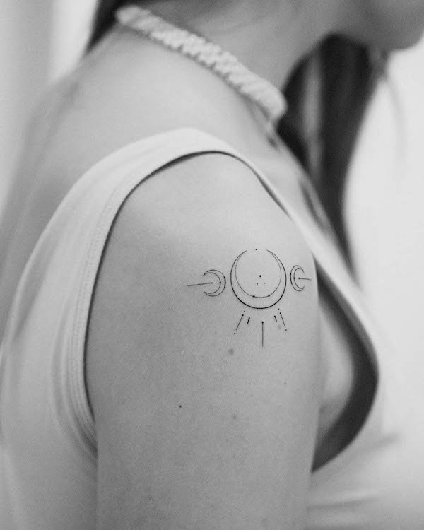 Tatuaggio simbolico di sole e luna sulla spalla di @arinatattoo