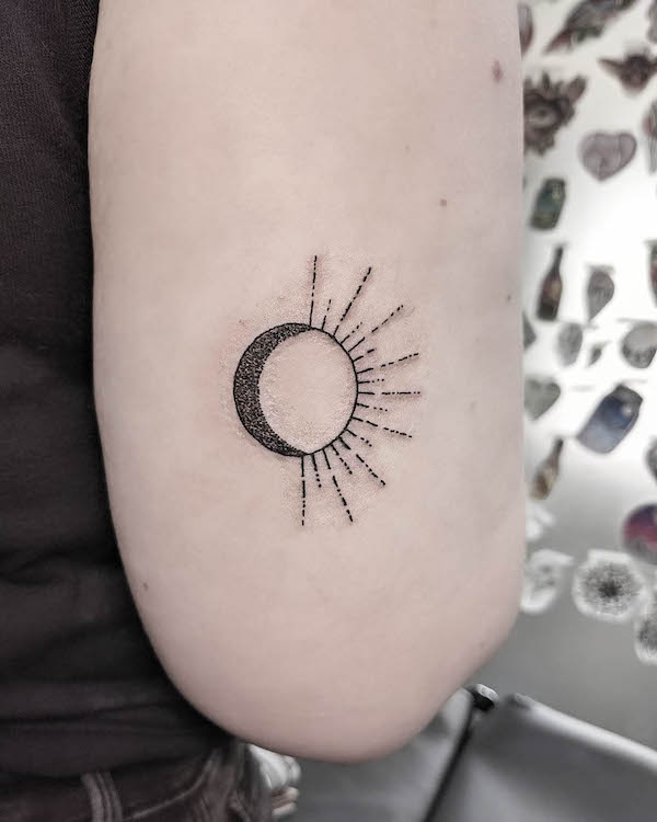 Tatuaggio semplice che unisce sole e luna di @debs_tattoo