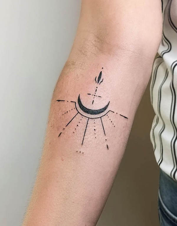 Tatuaggio ornamentale dell'avambraccio con sole e luna di @ohm_relic_handpoke