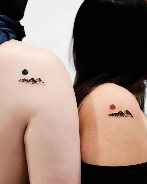 Tatuaggi abbinati sulle spalle di sole e luna di @aebak_tattoo
