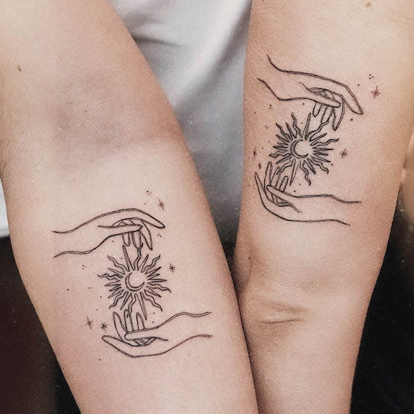 Tatuaggi abbinati del sole e della luna sul braccio di @amandartc