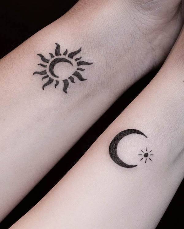 Tatuaggi del sole e della luna sul polso di @xammer.ink