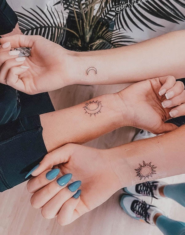 Tatuaggi sole e luna per tre da @tinytattoos_feathertouch