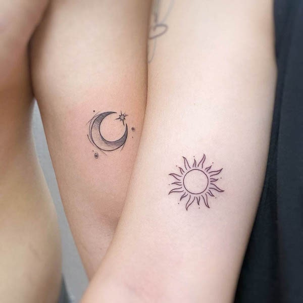 Tatuaggi minimalisti di sole e luna di @tattooist.linhbee