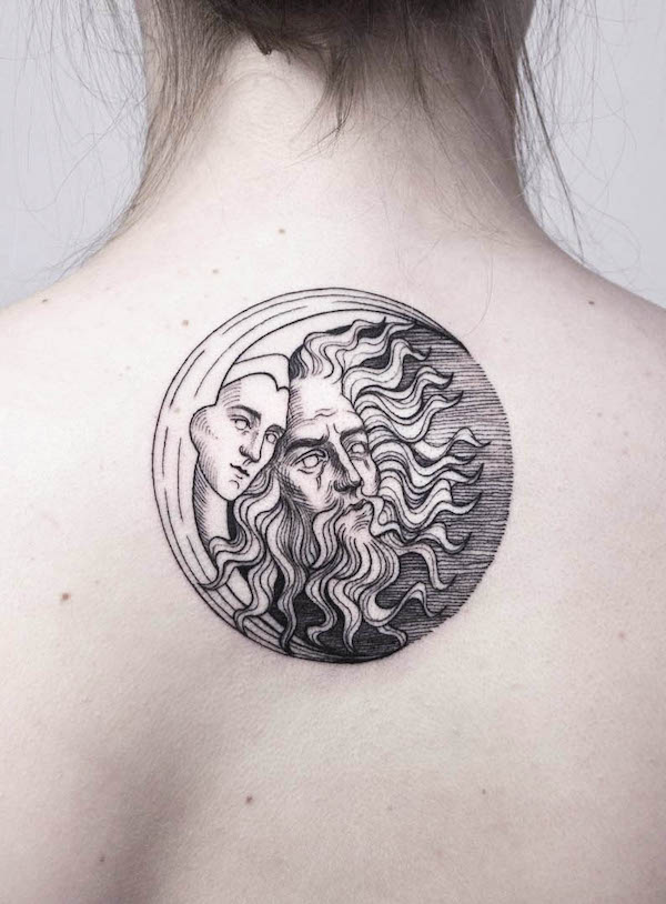 Intricato tatuaggio mitologico del sole e della luna di @gelo.ink