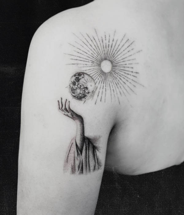Tatuaggio concettuale di sole e luna sulla spalla di @eerie.ttt