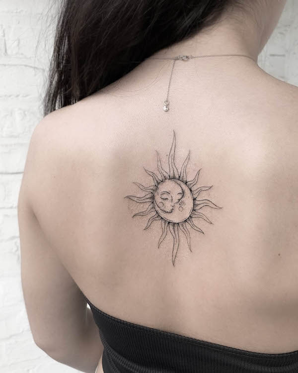 Tatuaggio in grassetto con sole e luna sulla schiena di @looka.tattoo