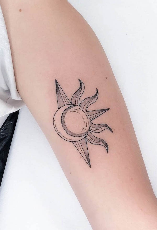 Tatuaggio Half Sun and Moon di @leroygiesbers