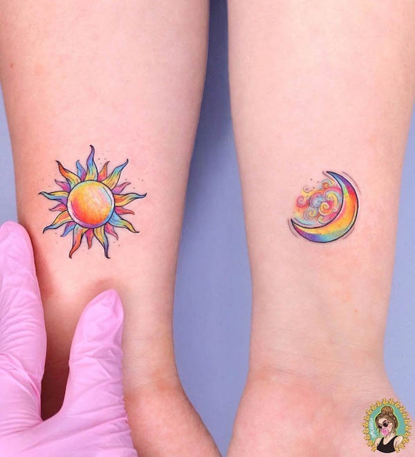 Tatuaggi del sole e della luna color arcobaleno di @shiratwig