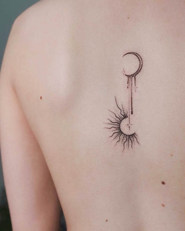 Semplice tatuaggio con sole e luna sulla schiena di @birdy.ink
