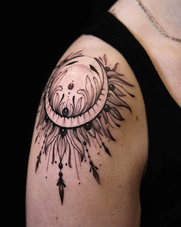 Tatuaggio in grassetto sulla spalla con sole e luna di @dye_em_black