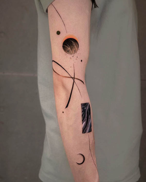 Tatuaggio astratto del sole e della luna di @newtattoo_demi