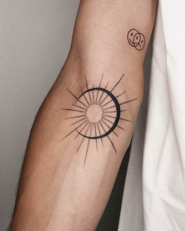 Tatuaggio nero con sole e luna di @rodrigomtattoo