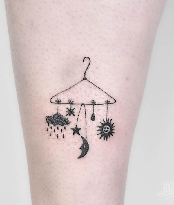 Tatuaggio con gruccia e sole e luna di @szalaimimi