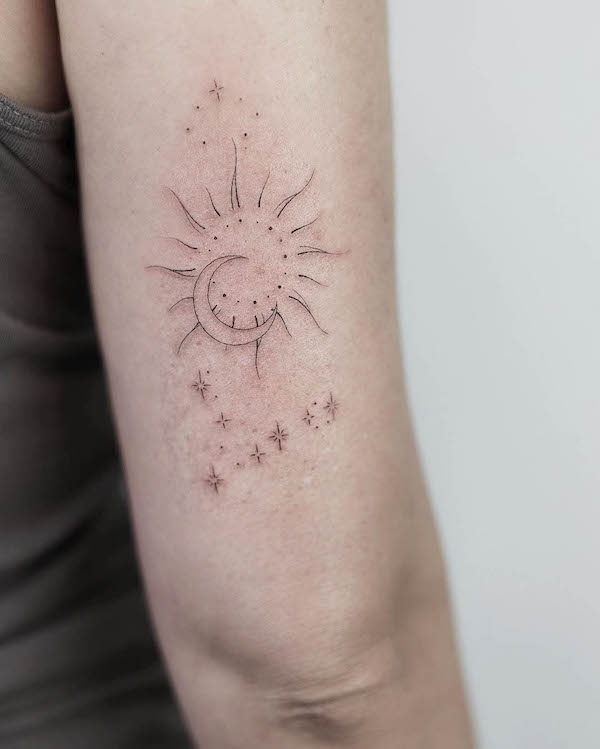 Delicato tatuaggio con sole, luna e stelle di @krissxtattoo