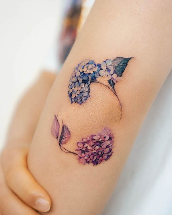 Ortensia intorno al gomito di @abii_tattoo