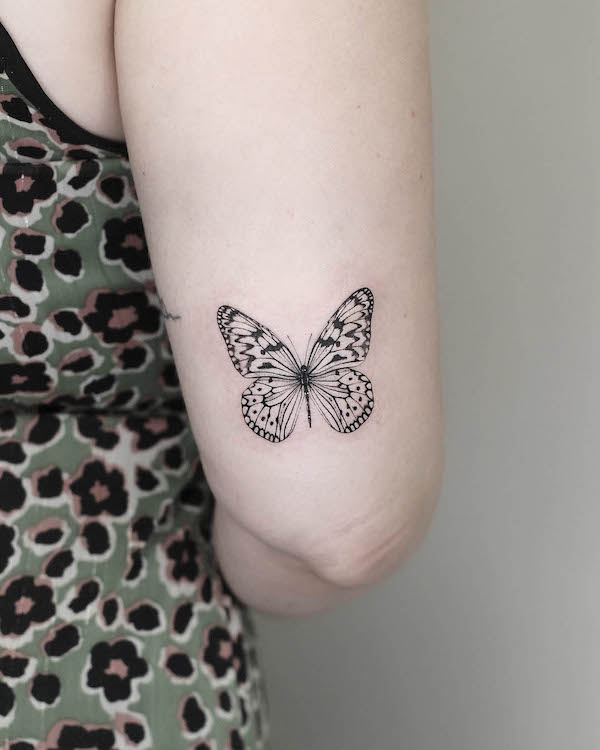 Tatuaggio con farfalla sopra il gomito di @linsey_tattooer
