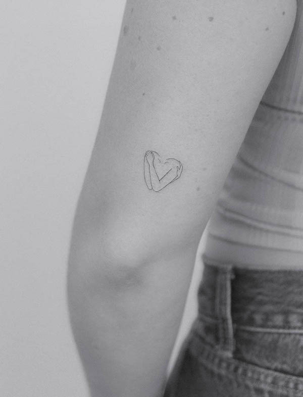 Piccolo tatuaggio a gomito sull'amore per se stessi di @m3.ink_