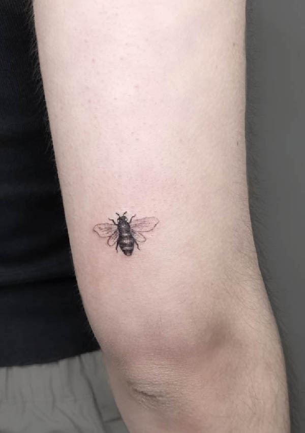 Tatuaggio ape minuscola sul gomito di @kaleidoscopetattoostudio