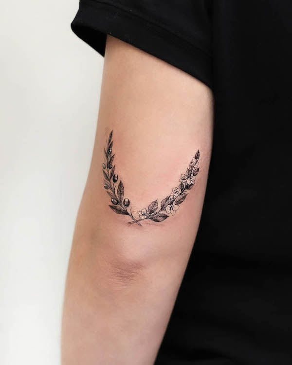Simpatico tatuaggio floreale sul gomito di @linsey_tattooer