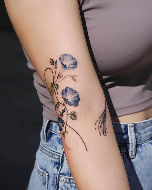 Tatuaggio a fiori intorno al braccio di @tattooist_sion