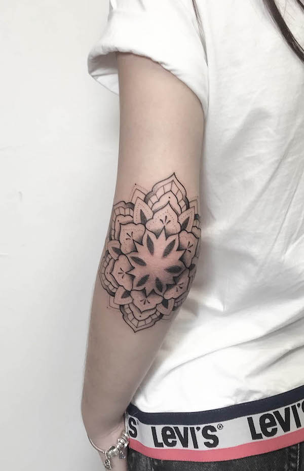 Tatuaggio mandala sul gomito di @uappins