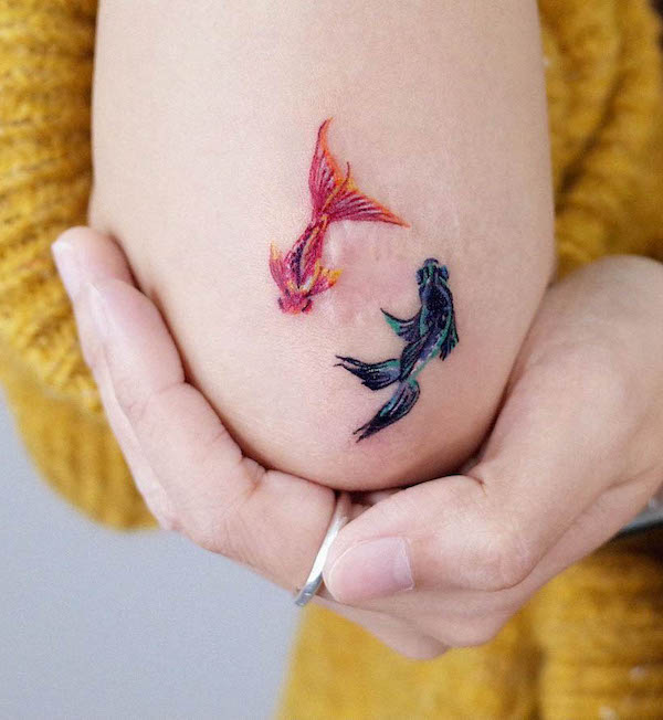 Tatuaggio di copertura del gomito del pesce da @soosoo.tattoo
