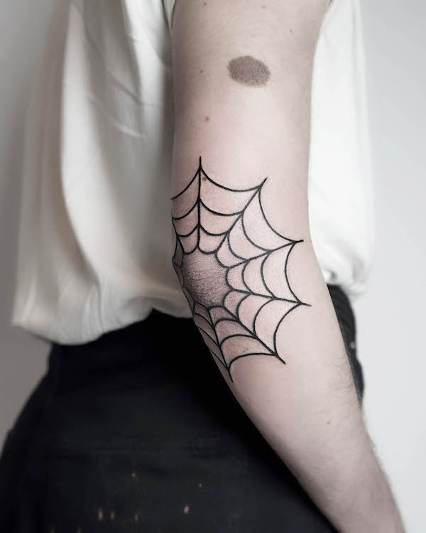 Tatuaggio del gomito a ragnatela di @maia_forster