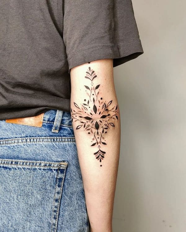 Bellissimi ornamenti sul gomito di @maziaje.tattoo