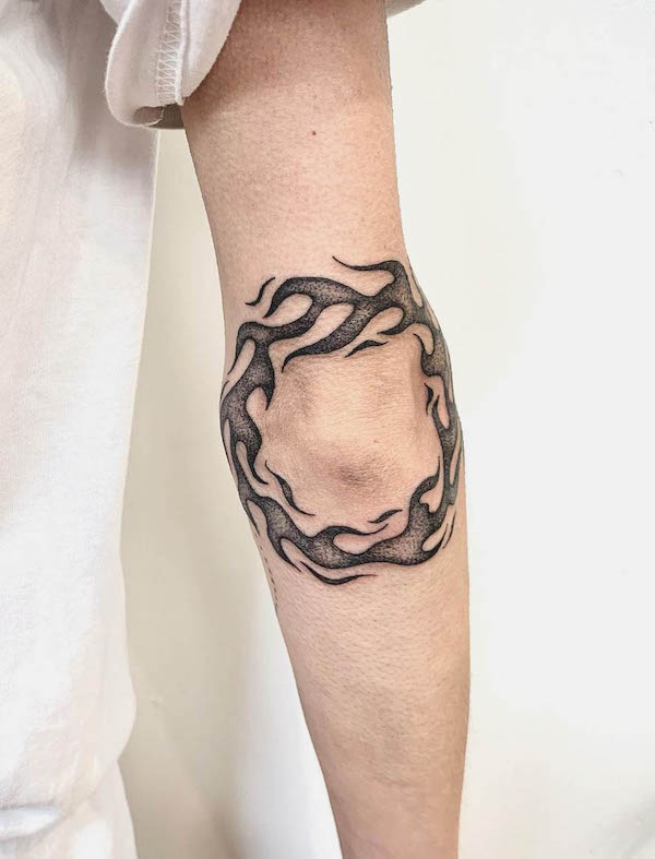 Tatuaggio a gomito On Fire di @_yoiiii