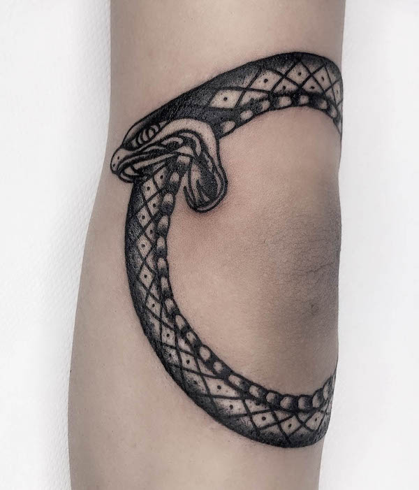 Tatuaggio Ouroboros sul gomito di @rinor_electrictattooing