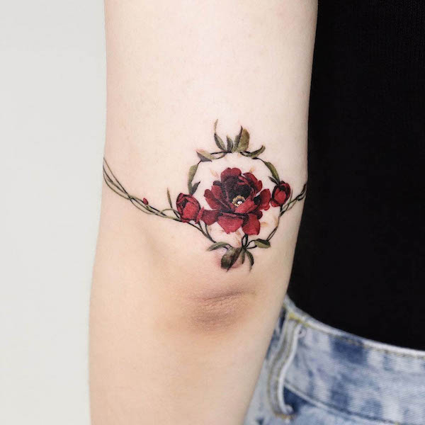Tatuaggio con corona di rose sul gomito di @guppy.flowertattoo