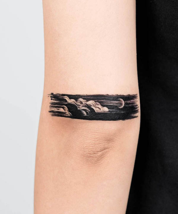 Tatuaggio di copertura del gomito con cielo piccolo di @tattooist_zela